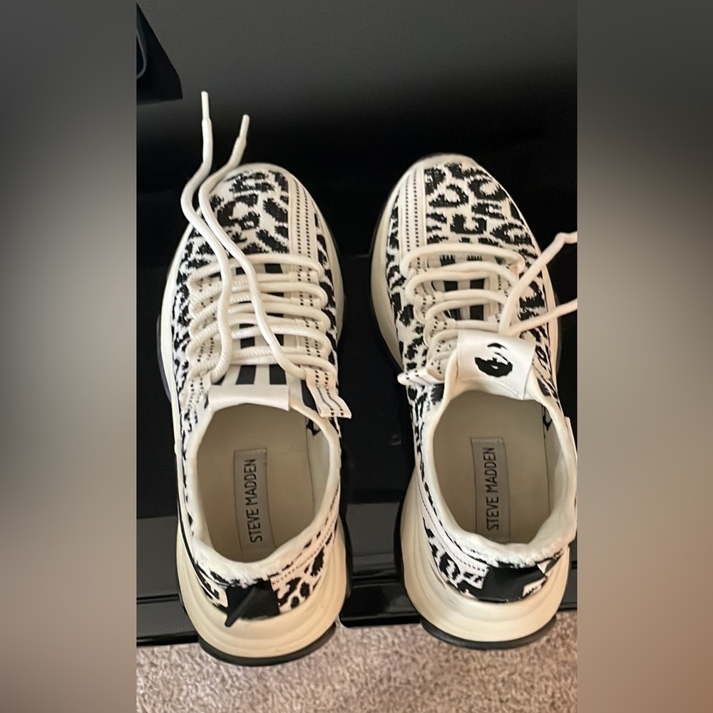 Steve Madden 6.5 Leopard print sneakers